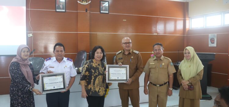 Pemberian Piagam Penghargaan kepada Pj Bupati dan Ketua FLLAJ Kabupaten Belitung
